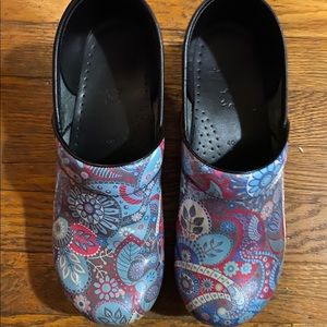 Like New, only worn twice! Dansko size 40!